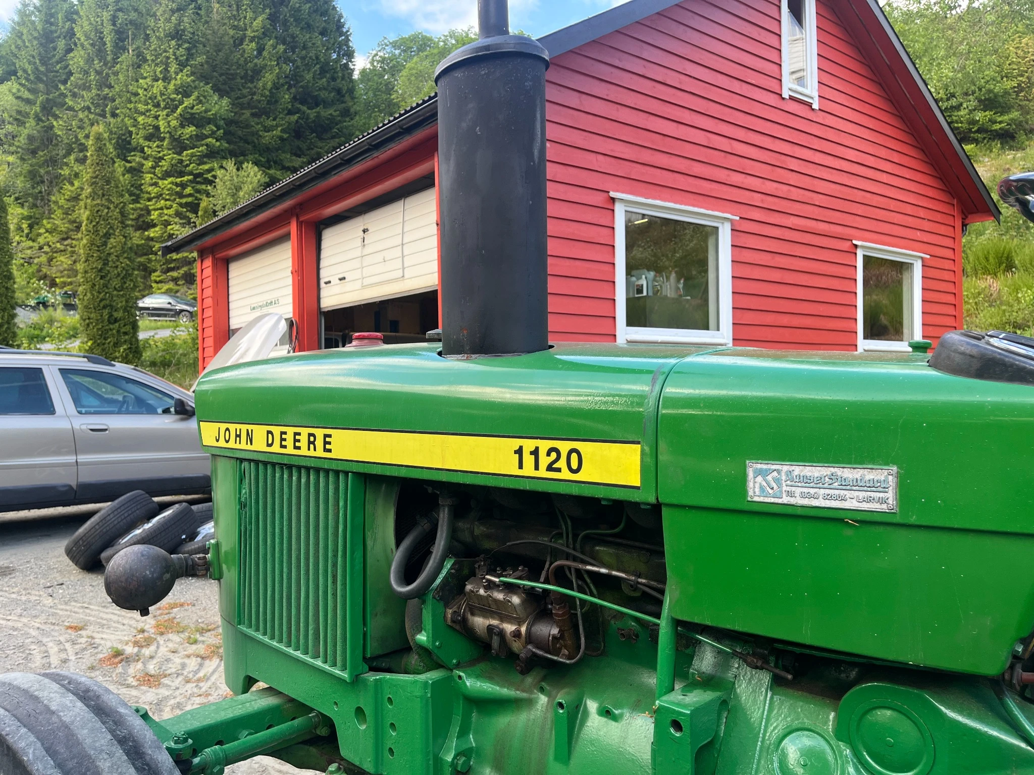 John Deere traktor på gården